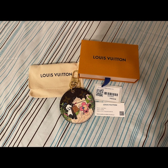 LV Christmas Animation Keychain - Picture 2 of 3